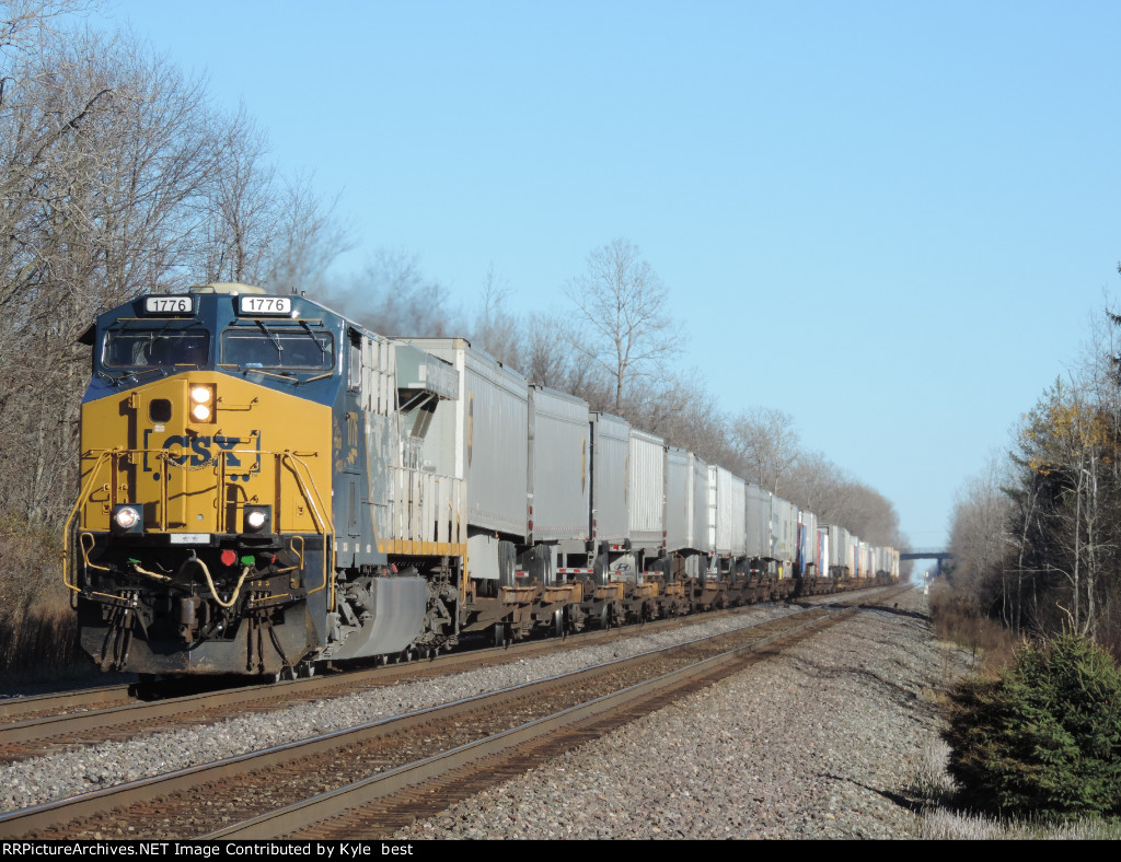 CSX 1776 on I001